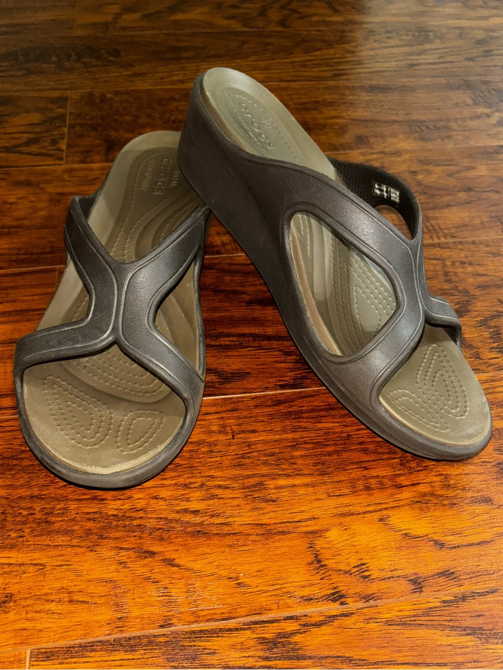 CROCS Sanrah Twist Dual Comfort Sandals Brown 2-inch Wedged Slip-Ons